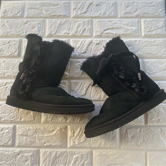 UGG Pala Womens Boots Sheepskin Side Laceup and Bow Size 7 - Picture 1 of 7